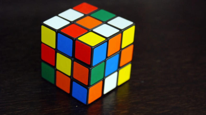 Un film sur le jouet Cube Rubik en développement